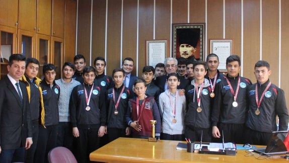 Güreşte İzmir Şampiyonu Olan Okulumuz İlçe Müdürümüz Sayın Cezayir BİLEKLİ´yi Ziyaret Ettiler