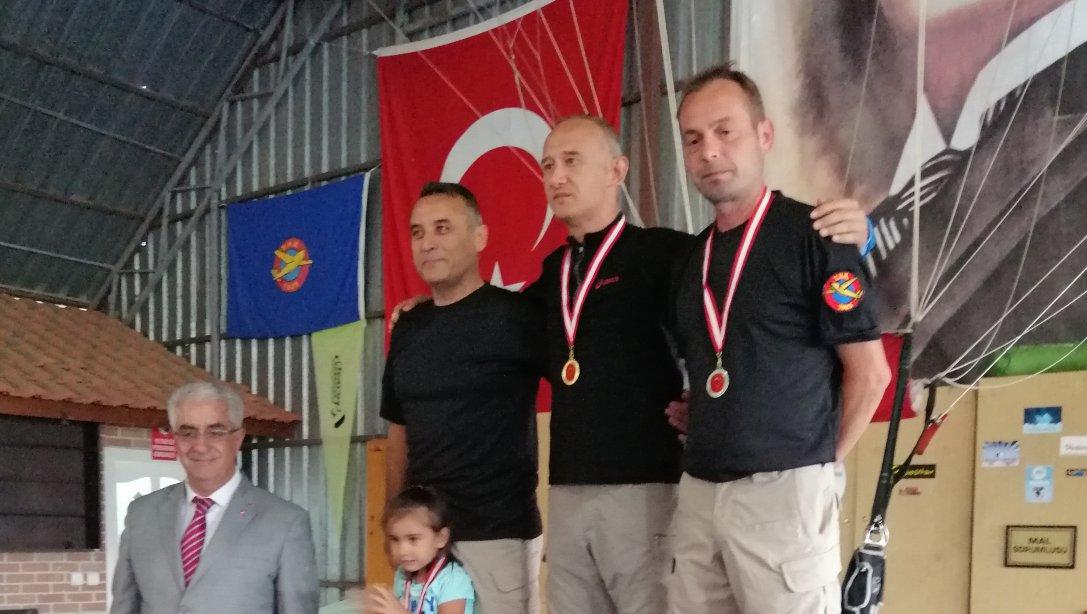 Milli eğitim Müdürümüz Sayın Cezayir BİLEKLİ THK Selçuk Havacılık eğitim Merkezi'nde Paraşüt şampiyonası Törenine Katıldı