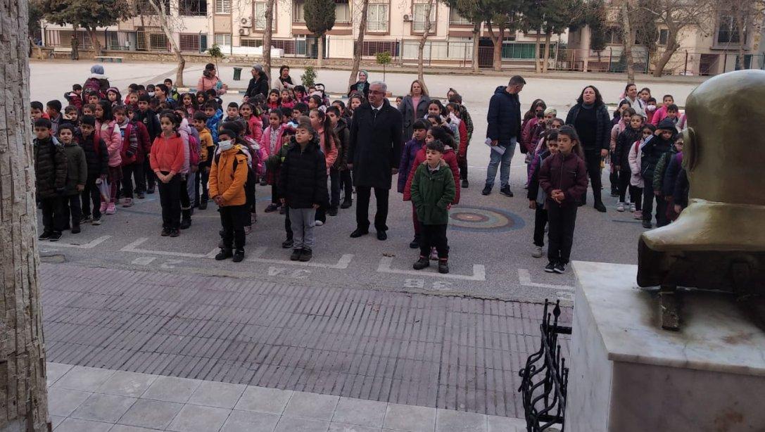 Milli Eğitim Müdürümüz Sayın Cezayir BİLEKLİ Ülkemizde Yaşanılan Deprem Sonrası Ara Verilen Eğitim Öğretimin Yeniden Başladığı İlk Gününde Atatürk İlkokulu'nda İstiklal Marşı Törenine Katıldı