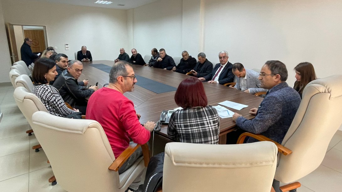 İlçe Milli Eğitim Müdürümüz Sayın Cezayir BİLEKLİ' nin katılımıyla Depremzede Vatandaşların İkamet Değişikliği İle İlgili Toplantı Yapıldı. 