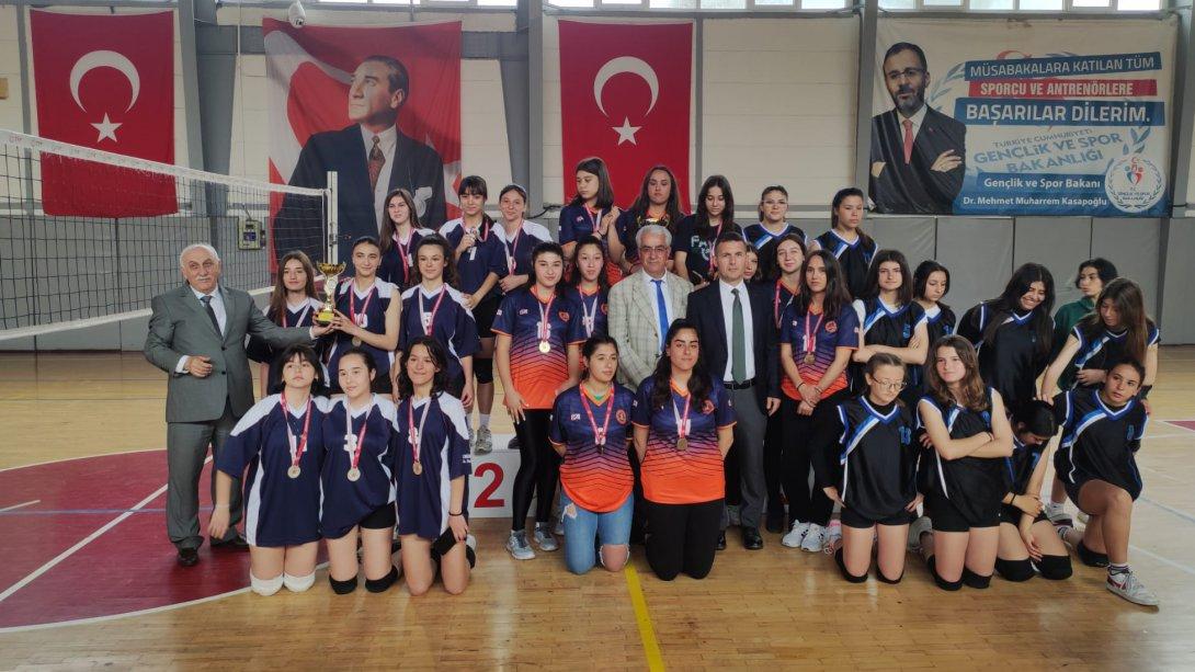  Okul Sporları 2.Küme Mahalli Müsabakaları Genç Kızlar Voleybol Turnuvasında Dereceye Giren Okullarımıza Ödülleri İlçe Milli Eğitim Müdürümüz Sayın Cezayir BİLEKLİ tarafından takdim edildi