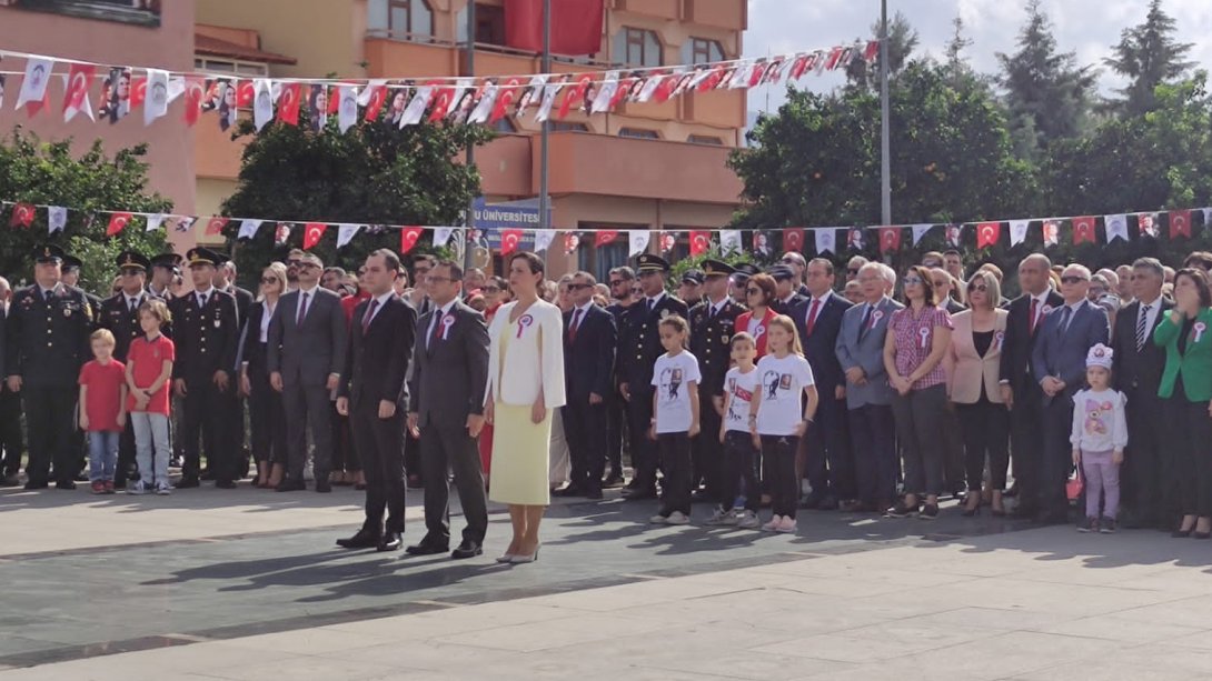 Cumhuriyetimizin 100. Yılı 29 Ekim Cumhuriyet Bayramı Kapsamında İlçemizde Atatürk Anıtına Çelenk Sunma Töreni Yapıldı