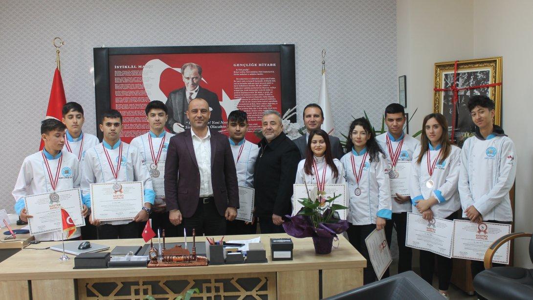 Antalya'da 4.sü Düzenlenen Uluslararası Gastronomi Yarışmasında Derece Alan Şehit Er Mehmet Yüce Borsa İstanbul MTAL Öğrencileri, Meslek Öğretmenleri ve Okul Müdürü, İlçe Milli Eğitim Müdürümüz Sayın Ali Serkan ATLAN'ı Makamında Ziyaret Ettiler