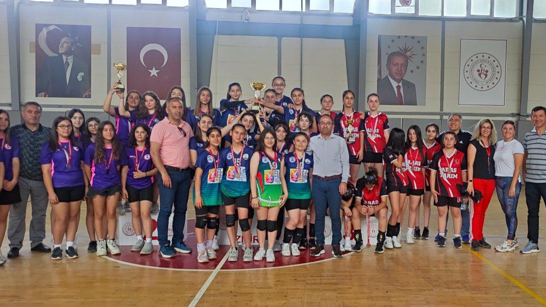Okul Sporları Yıldız Kızlar Voleybol Musabakaları Ödül Töreni Yapıldı