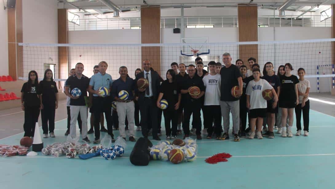 SELÇUK İLÇE KAYMAKAMLIĞIMIZ TARAFINDAN ALINAN SPOR MALZEMELERİ OKULLARIMIZA İLÇE KAYMAKAMIMIZ OĞUZ ALP ÇAĞLAR'IN  VE İLÇE MİLLİ EĞİTİM MÜDÜRÜMÜZ ALİ SERKAN ATLAN'IN KATILIMI İLE DAĞITILDI
