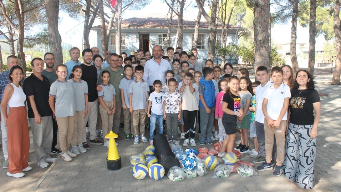 SELÇUK İLÇE KAYMAKAMLIĞIMIZ TARAFINDAN ALINAN SPOR MALZEMELERİ KÖY  OKULLARIMIZA İLÇE KAYMAKAMIMIZ OĞUZ ALP ÇAĞLAR'IN VE İLÇE MİLLİ EĞİTİM MÜDÜRÜMÜZ ALİ SERKAN ATLAN'IN KATILIMI İLE DAĞITILDI