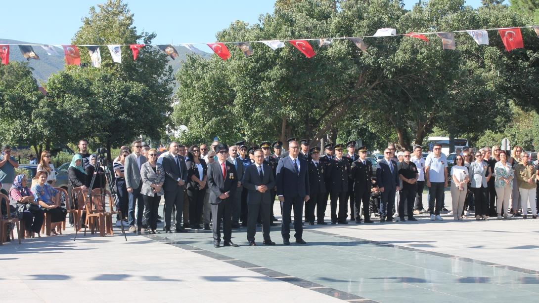 İLÇEMİZDE 19 EYLÜL GAZİLER GÜNÜ ÇELENK SUNMA PROGRAMI GERÇEKLEŞTİRİLDİ