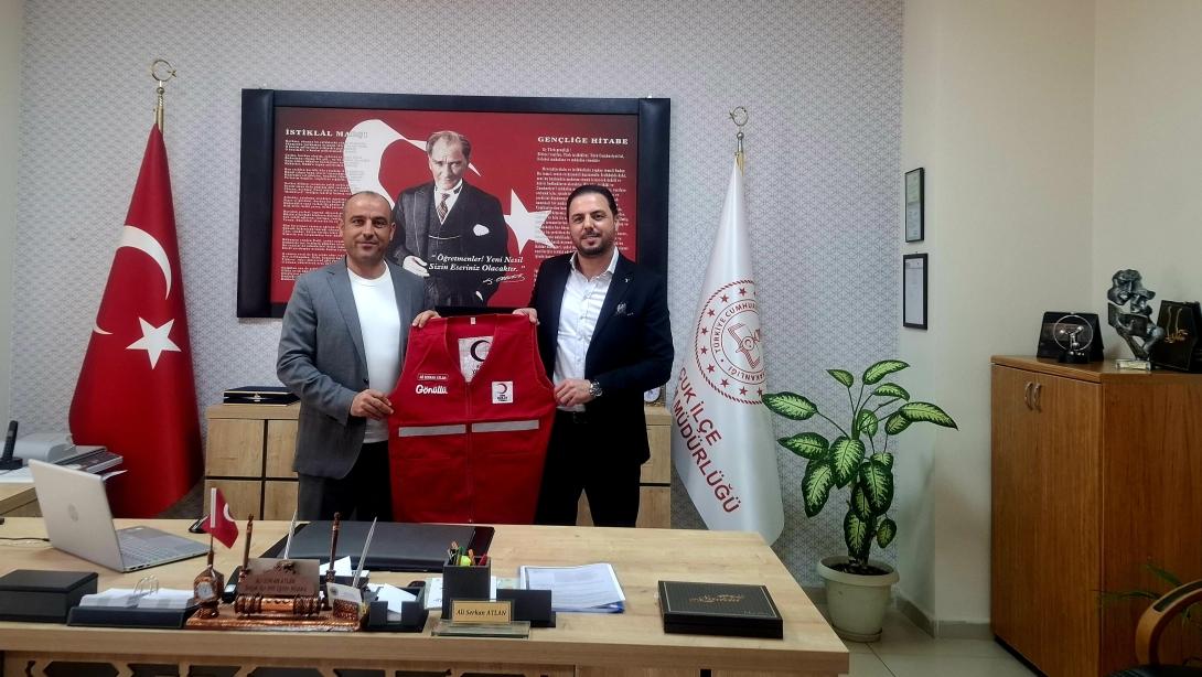 TÜRK KIZILAYI TORBALI ŞUBE BAŞKANI VE YÖNETİM KURULU İLÇE MİLLİ EĞİTİM MÜDÜRÜMÜZ ALİ SERKAN ATLAN'I MAKAMINDA ZİYARET ETTİ